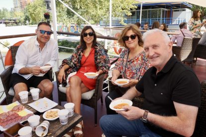 Caseta de feria El Mundo en el barco 'La Leyenda del Pisuerga'