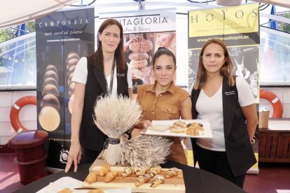 Caseta de feria El Mundo en el barco 'La Leyenda del Pisuerga'