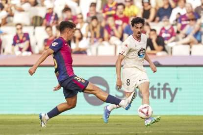 Kike centra ante la oposición de Domínguez, en el reciente partido de Barcelona.