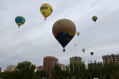 Vista panorámica de los globos en el cielo vallisoletano