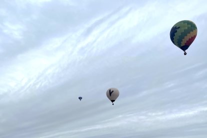 Varios de los globos participantes en el trofeo de Aeroestación con la ciudad de Valladolid a sus pies.