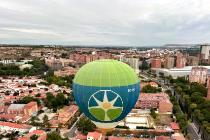 Uno de los globos con la ciudad de Valladolid a sus pies.