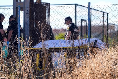 La policía junto al cadáver de la mujer arrollada por el tren en el apeadero de la UVA