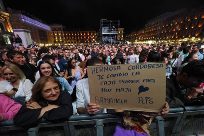 India Martínez cierra la plaza Mayor de Valladolid en un apoteósico concierto