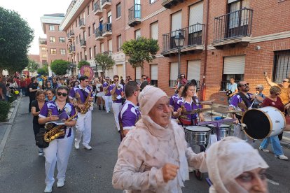 Desfile de peñas de Laguna de Duero.