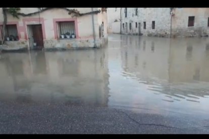 Un reventón en el canal de riego de Riaza provoca inundaciones en Valbuena de Duero.