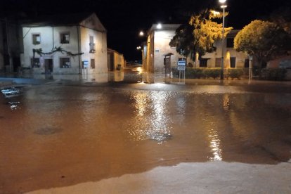 Un reventón en el canal de riego de Riaza provoca inundaciones en Valbuena de Duero.