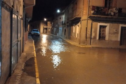 Un reventón en el canal de riego de Riaza provoca inundaciones en Valbuena de Duero.