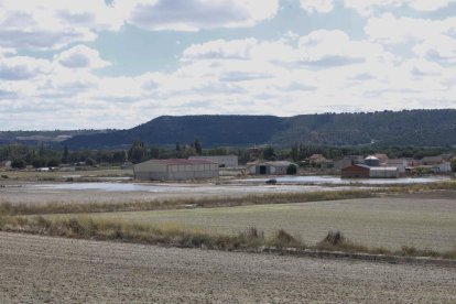 Un reventón en el canal de riego de Riaza inunda Valbuena de Duero.