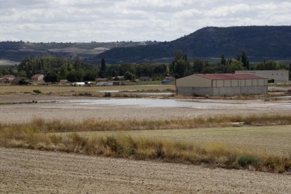 Un reventón en el canal de riego de Riaza inunda Valbuena de Duero.