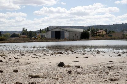 Un reventón en el canal de riego de Riaza inunda Valbuena de Duero.