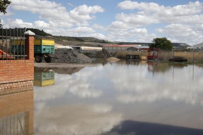 Un reventón en el canal de riego de Riaza inunda Valbuena de Duero.