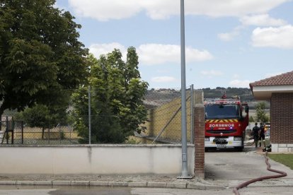 Un reventón en el canal de riego de Riaza inunda Valbuena de Duero.