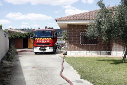 Un reventón en el canal de riego de Riaza inunda Valbuena de Duero.