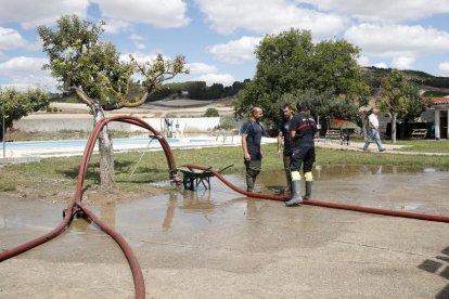 Un reventón en el canal de riego de Riaza inunda Valbuena de Duero.