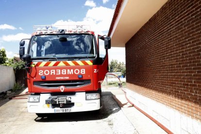 Un reventón en el canal de riego de Riaza inunda Valbuena de Duero.