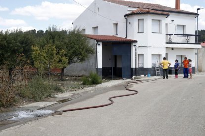 Un reventón en el canal de riego de Riaza inunda Valbuena de Duero.