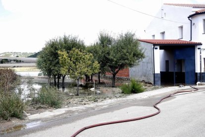 Un reventón en el canal de riego de Riaza inunda Valbuena de Duero.