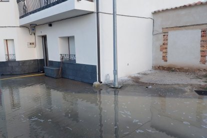 Un reventón en el canal de riego de Riaza inunda Valbuena de Duero.