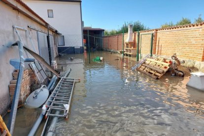 Un reventón en el canal de riego de Riaza inunda Valbuena de Duero.