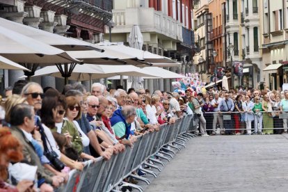 La procesión de Nuestra Señora de San Lorenzo pasando sobre la alfombra floral en la plaza Mayor