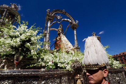 La procesión de Nuestra Señora de San Lorenzo pasando sobre la alfombra floral en la plaza Mayor