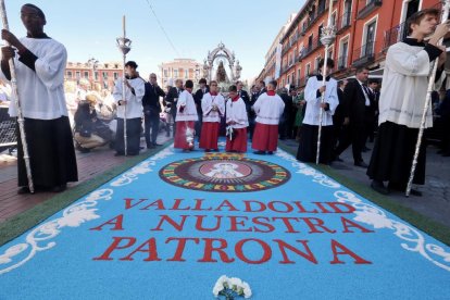 La procesión de Nuestra Señora de San Lorenzo pasando sobre la alfombra floral en la plaza Mayor