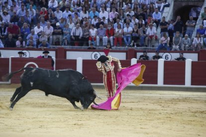 El Fandi, durante una de sus faenas en la Feria Taurina 2024