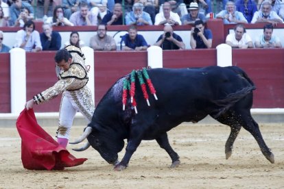 El Fandi, durante una de sus faenas en la Feria Taurina 2024