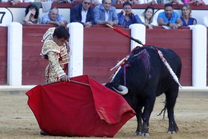 Ismael Martín, durante una de sus faenas en la Feria Taurina 2024