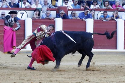 Ismael Martín, durante una de sus faenas en la Feria Taurina 2024