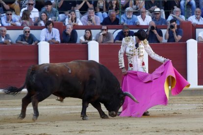 Manuel Escribano, durante una de sus faenas en la Feria Taurina 2024