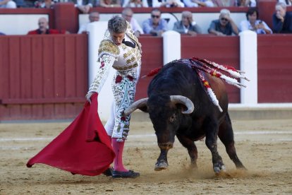 Manuel Escribano, durante una de sus faenas en la Feria Taurina 2024