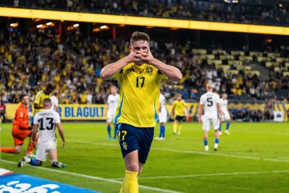 Gyökeres celebra uno de sus dos goles, con Hein rodilla en tierra.
