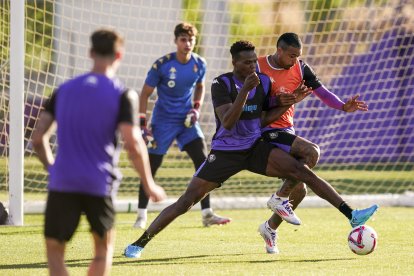 Juma disputa un balón con Kenedy en un entrenamiento