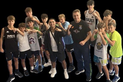 Los infantiles del Real Valladoid Baloncesto, con Salvi Jiménez y Domingo Gutiérrez.