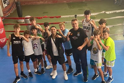 Los infantiles del Real Valladoid Baloncesto, con Salvi Jiménez y Domingo Gutiérrez en el gimnasio de san Pedro Regalado.