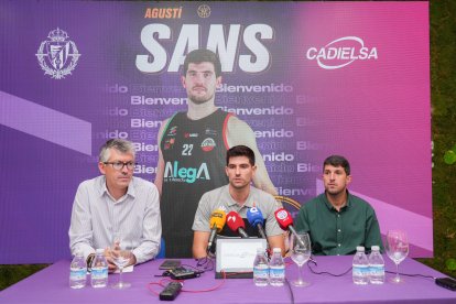 Enrique Peral, Agustí Sans y Álvaro Peña, en Cadielsa en la presentación del jugador del UEMC RVB.