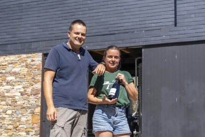 osé Antonio García y Julia Peña, un sólido tándem berciano a la puerta de su bodega en Valtuille de Abajo.