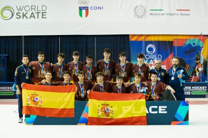 Selección española júnior masculina con la medalla de plata mundial.