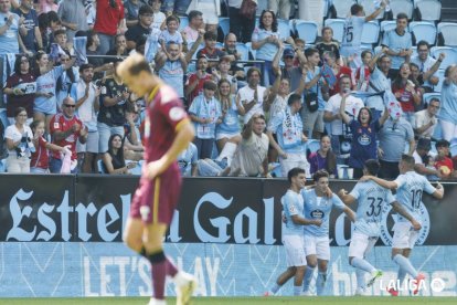 El Celta celebra un gol ante un cabizbajo jugador blanquivioleta.