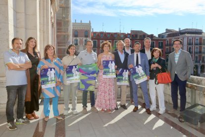 Foto de familia tras la presentación de la carrera en el balcón del Ayuntamiento.