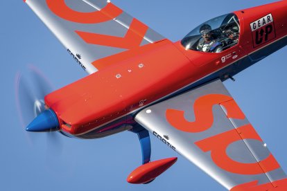 Uno de los aviones en pleno vuelo.