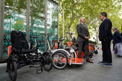 El alcalde de Valladolid, Jesús Julio Carnero, participa en la presentación de las nuevas bicicletas de carga y adaptadas del servicio BIKI.