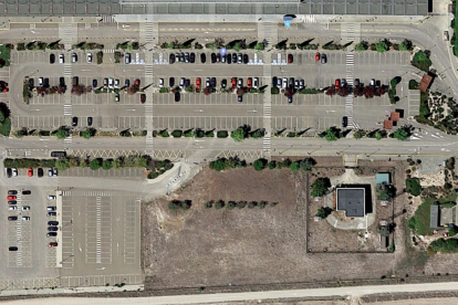 Vista cenital del aparcamiento exterior del aeropuerto de Valladolid, en Villanubla. / EM