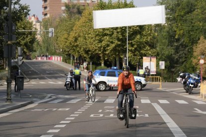 Una bicicleta circula por la Plaza de Poniente en el Día Sin Coche