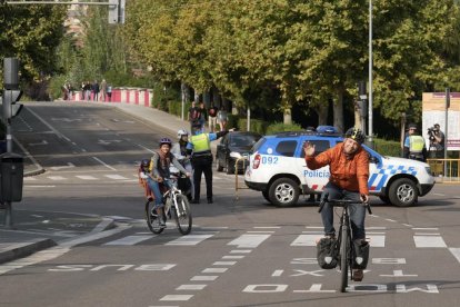 Una bicicleta pasa por la plaza de Poniente en el Día Sin Coche