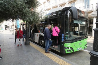 Un autobús en la plaza Fuente Dorada en el Día Sin Coche