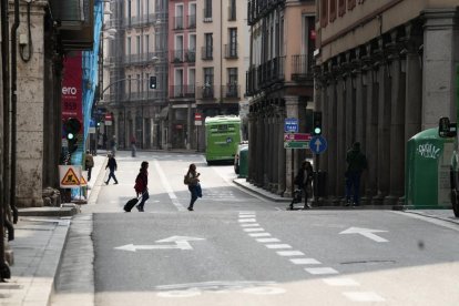 Al fondo, la Fuente Dorada en el Día Sin Coche