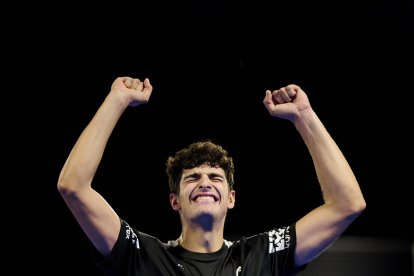 Arturo Coello celebra el título del Premier Padel P2 Valladolid